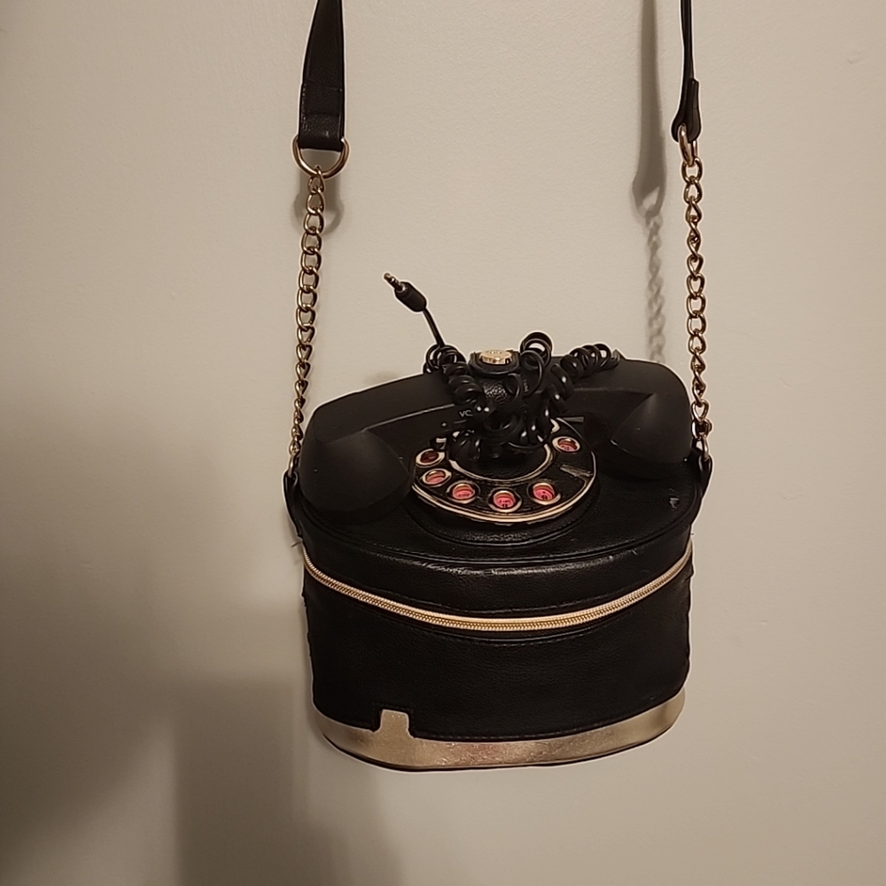 Uncommon betsey johnson phone crossbody bag